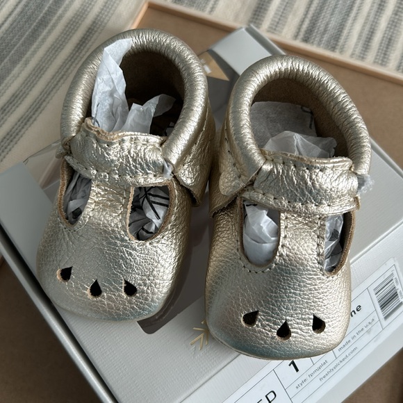 New in Box! Freshly Picked Platinum Mary Jane size 1 - Picture 4 of 6